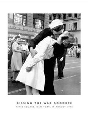 Photography Coll.  Kissing the War Goodbye Reproducción de arte 60x80cm | Yourdecoration.es